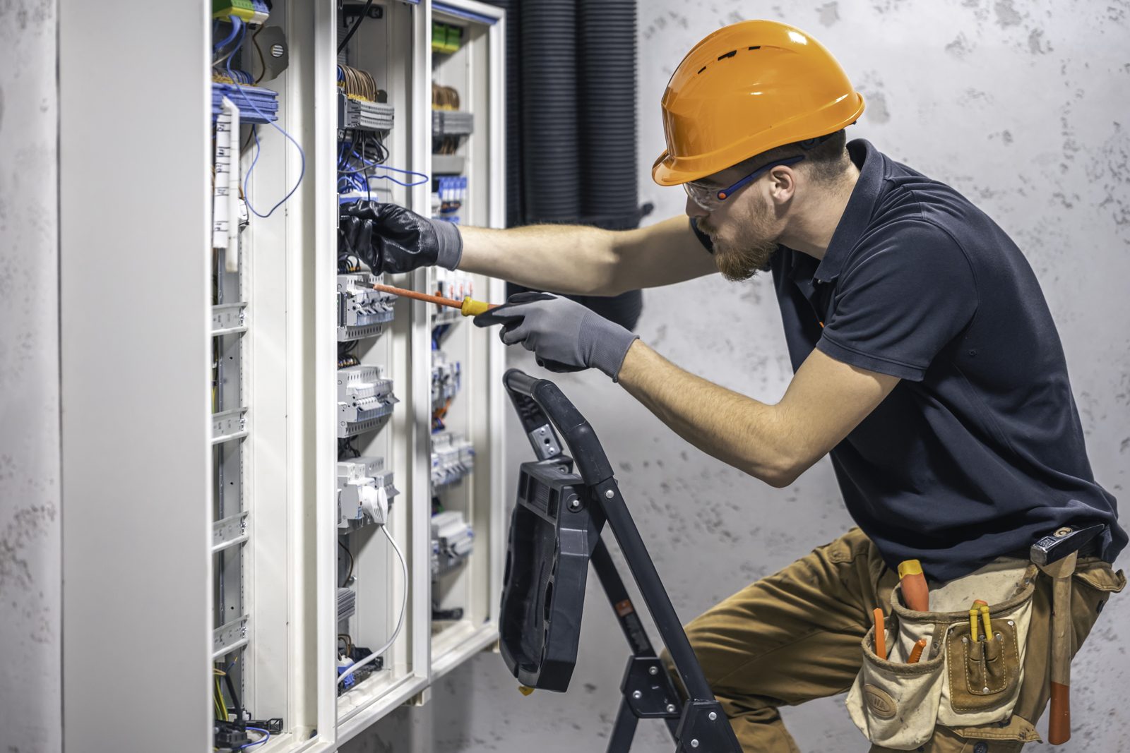 Técnico de Devitel revisando un tablero eléctrico